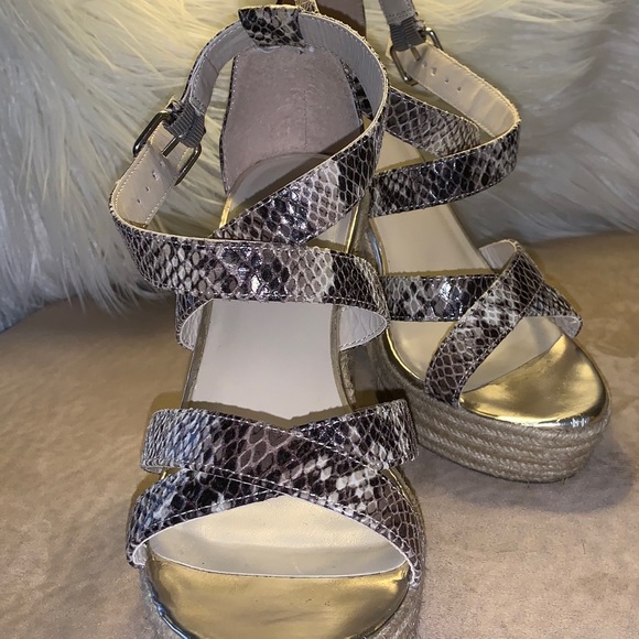 “Banana Republic” - Picture 4 of 8